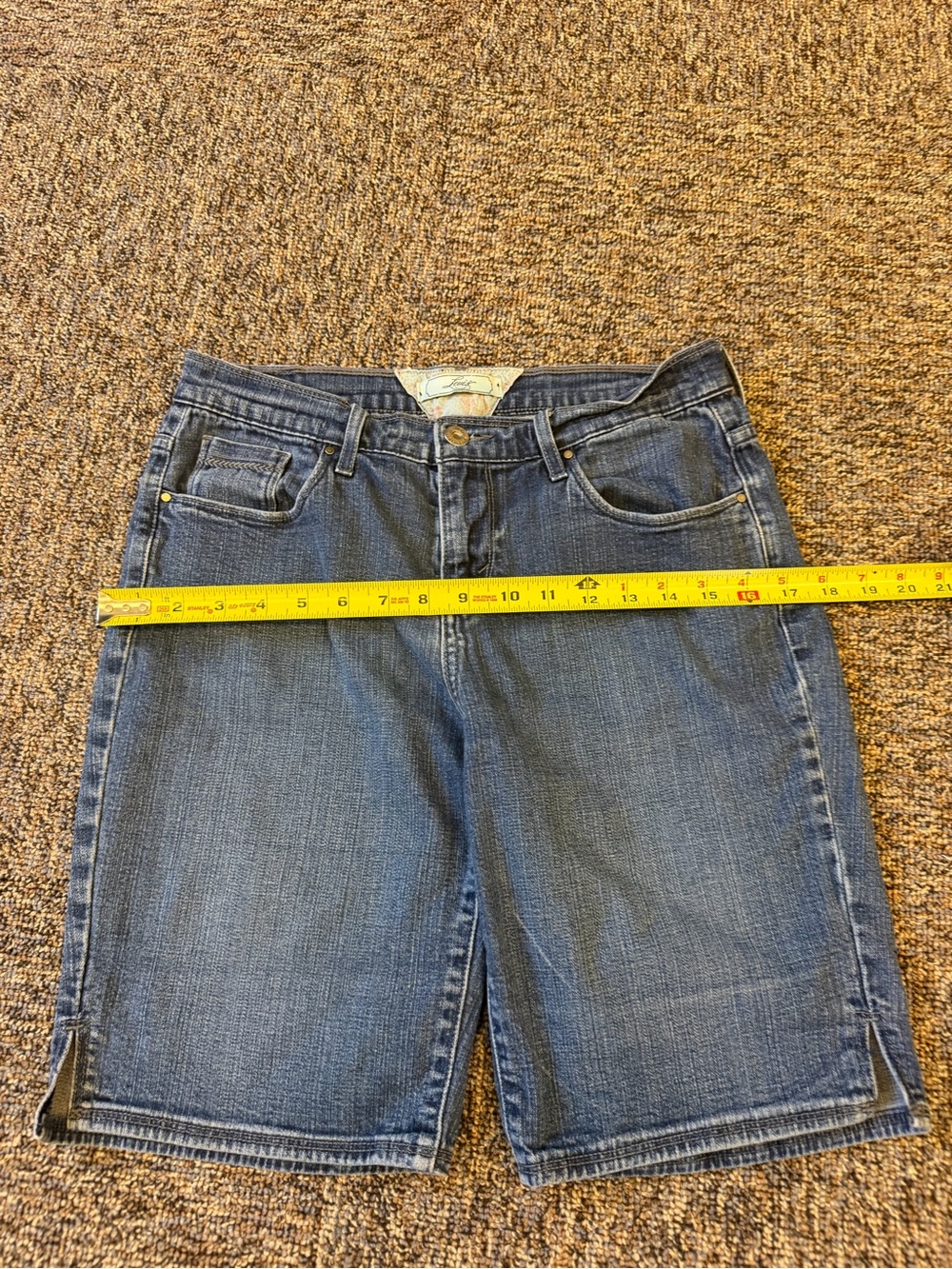 Vintage Levi's Women's Dark Blue Denim Size 8 Bermuda Shorts - Picture 8 of 9